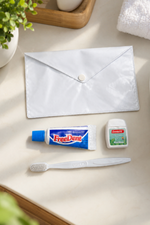 Kit higiene bucal com necessaire envelope em PVC, escova dental, creme dental FreeDent e fio dental Dental K